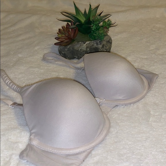 White comfy Victoria’s Secret t-shirt bra. - Picture 2 of 8